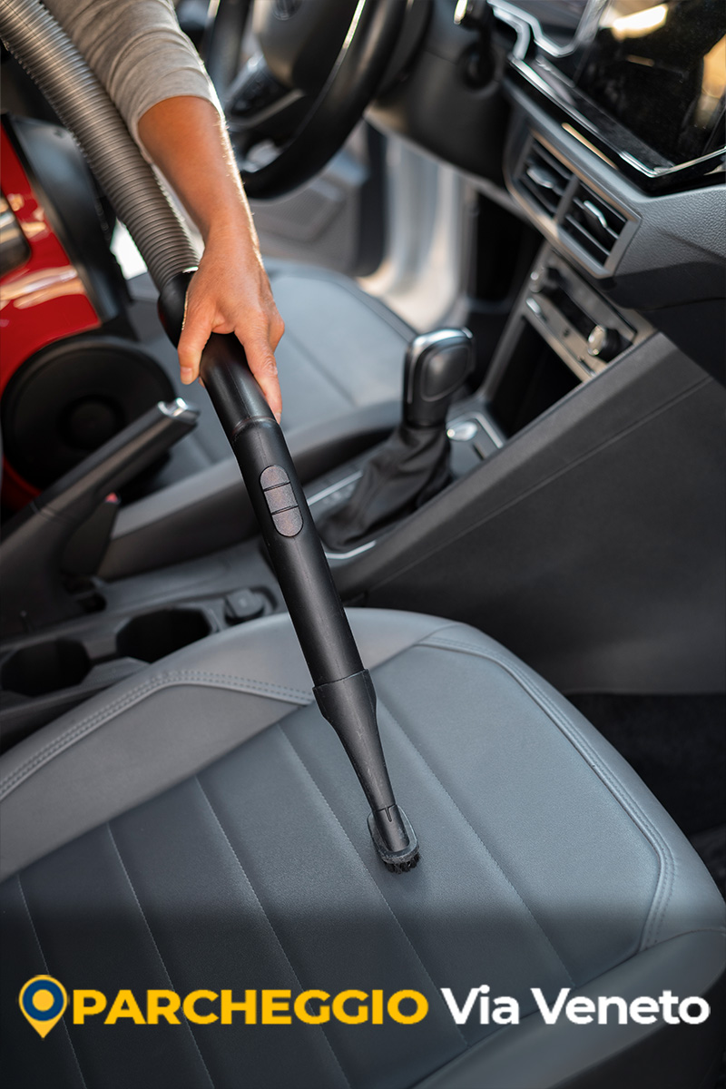 Servizio di lavaggio auto manuale interno ed esterno presso Parcheggio Via Veneto in Via Sardegna 48/A a Roma, autolavaggio a mano professionale con sanificazione abitacolo, trattamento vapore e ozono nel centro di Roma zona Via Veneto.
