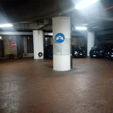 Interno Garage Parcheggio Via Veneto Roma – Autorimessa coperta e custodita nel centro storico Interno del Parcheggio Via Veneto a Roma, garage coperto e custodito nel quartiere Sallustiano, autorimessa sicura nel centro di Roma con ampi spazi di manovra, accessi controllati e videosorveglianza attiva h24.
