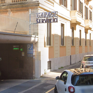 Parcheggio Via Veneto Roma – Garage custodito in Via Sardegna nel quartiere Sallustiano Ingresso del Parcheggio Via Veneto in Via Sardegna 48/A a Roma, garage custodito nel quartiere Sallustiano a pochi passi da Via Veneto, Villa Borghese e dal Centro Storico, autorimessa con accessi controllati e videosorveglianza h24 nel centro di Roma.